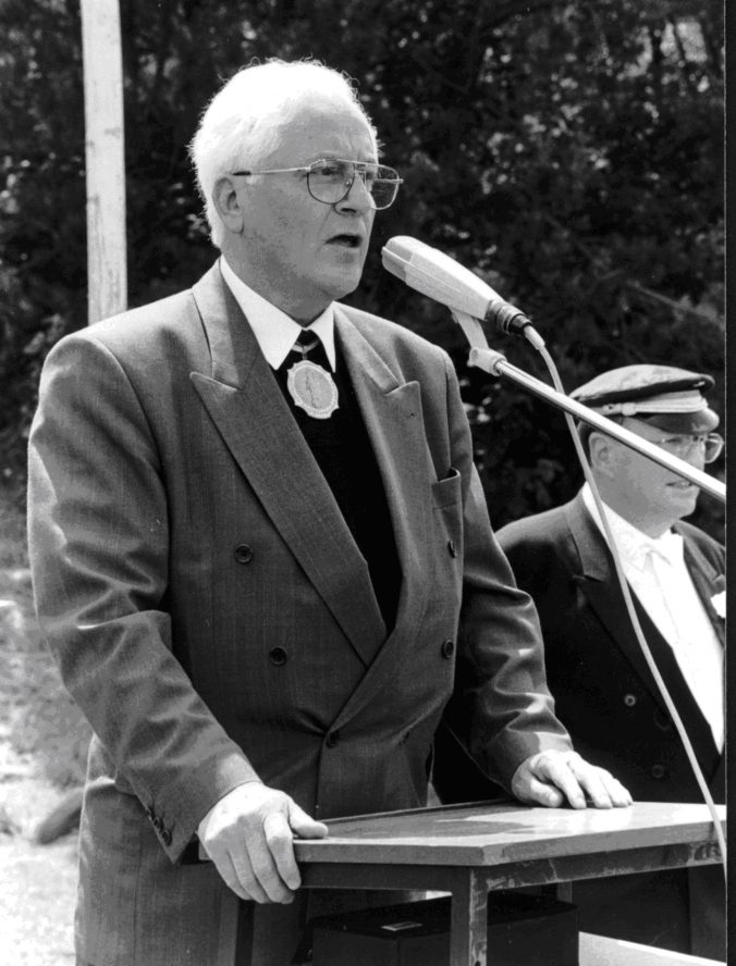 Pastor Walter Hussok