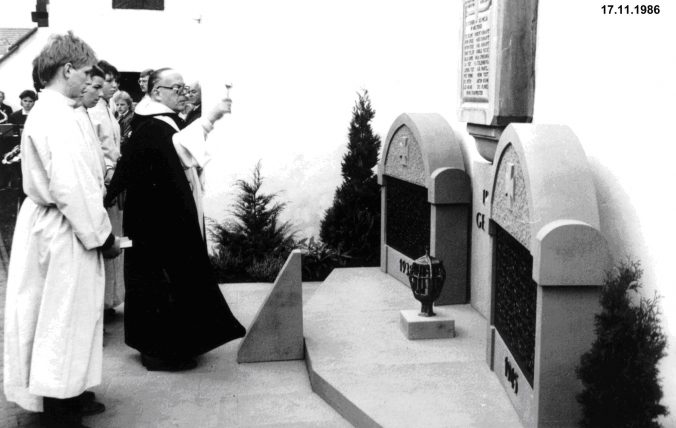 Pater Gottfried segnet das Ehrenmal