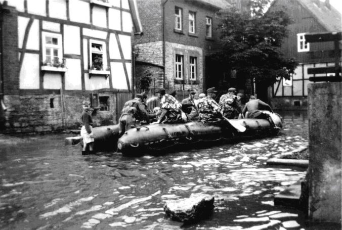 Schlauchboot im Fahrweg