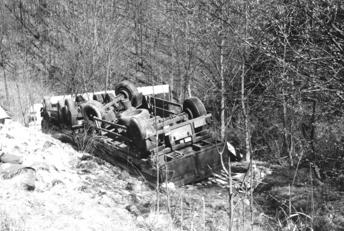 umgekippter Lastzug an der Autobahnböschung