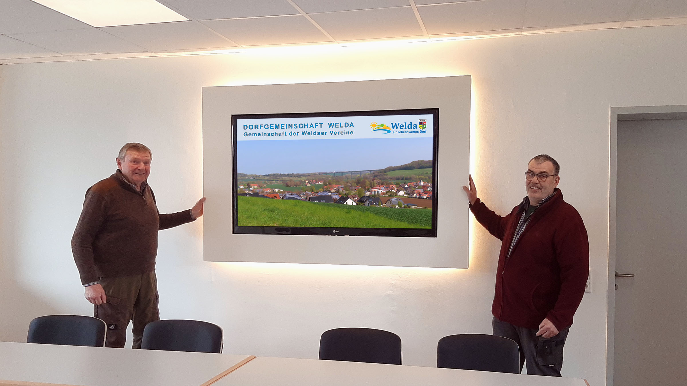 Holger Sprenger spendet Smartboard